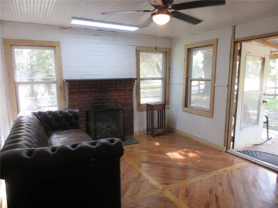 For Sale: $149,000 (2 beds, 1 baths, 951 Square Feet)