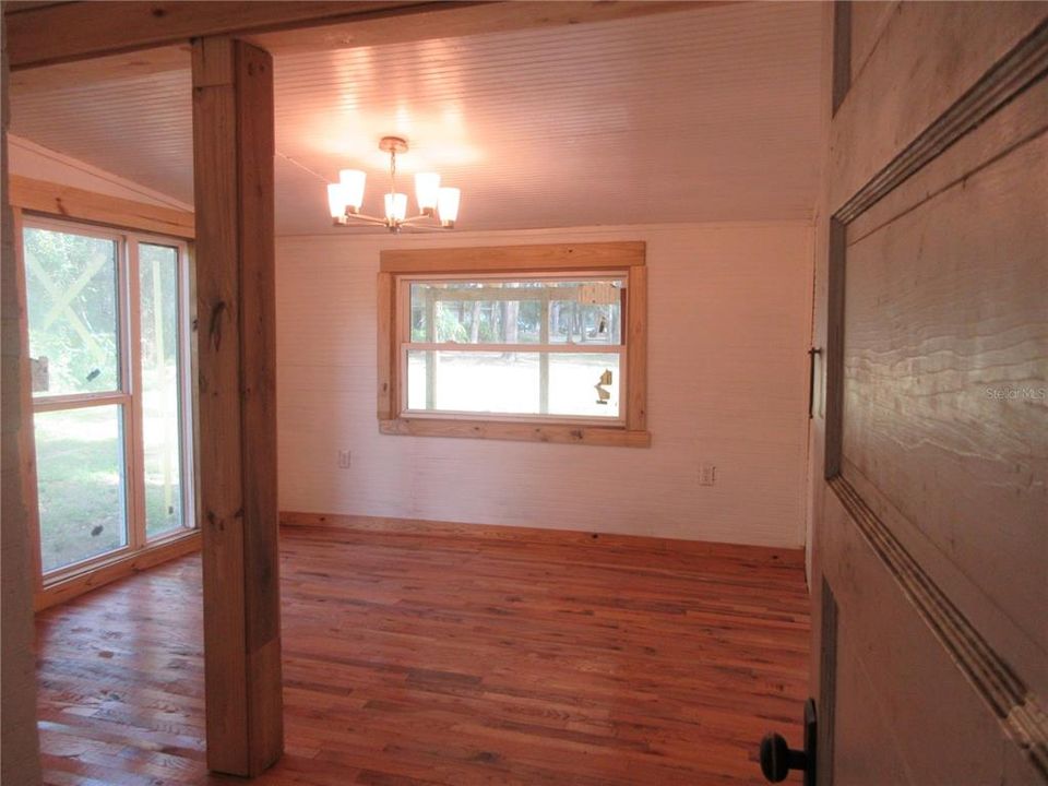 For Sale: $149,000 (2 beds, 1 baths, 951 Square Feet)