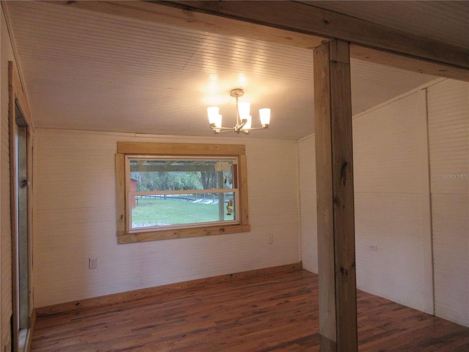 For Sale: $149,000 (2 beds, 1 baths, 951 Square Feet)