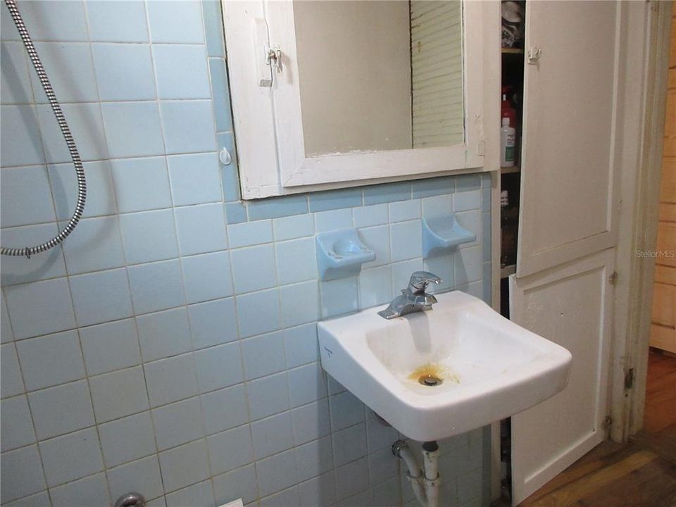 For Sale: $149,000 (2 beds, 1 baths, 951 Square Feet)