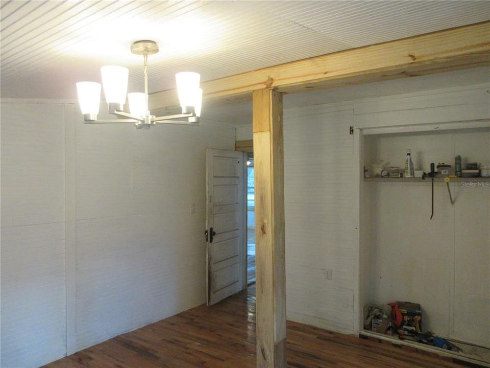 For Sale: $149,000 (2 beds, 1 baths, 951 Square Feet)