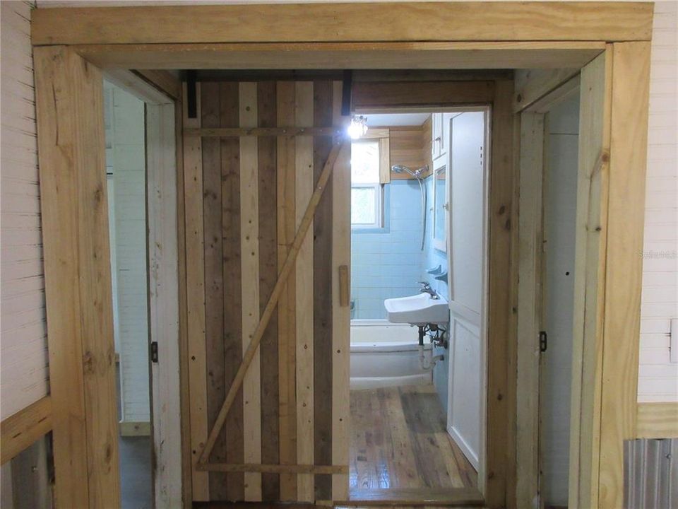 For Sale: $149,000 (2 beds, 1 baths, 951 Square Feet)