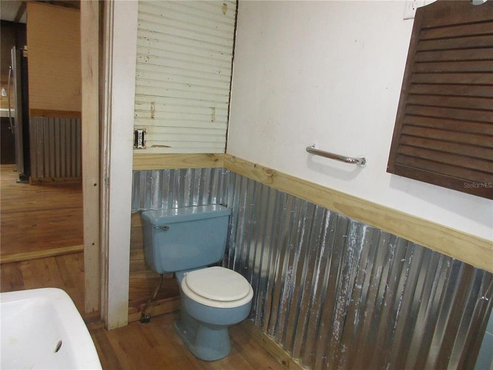 For Sale: $149,000 (2 beds, 1 baths, 951 Square Feet)