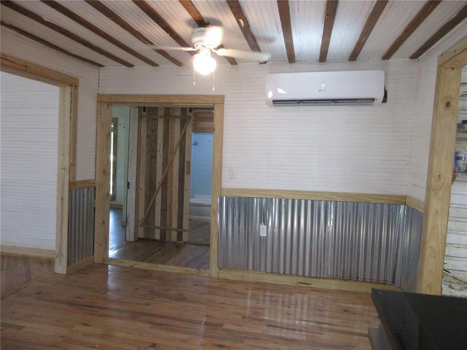 For Sale: $149,000 (2 beds, 1 baths, 951 Square Feet)