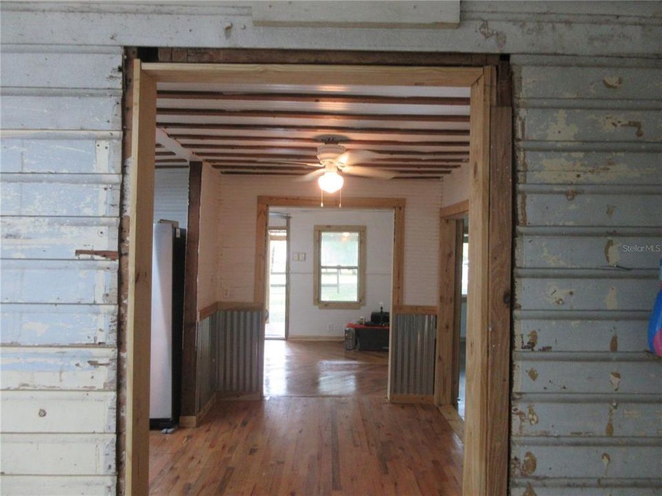 For Sale: $149,000 (2 beds, 1 baths, 951 Square Feet)