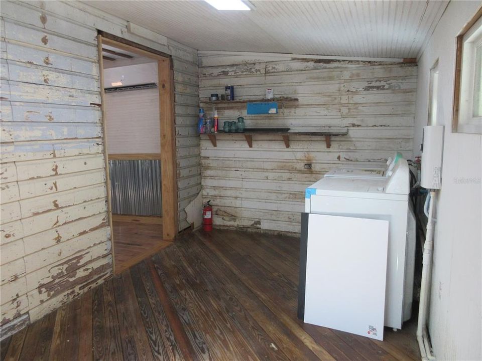 For Sale: $149,000 (2 beds, 1 baths, 951 Square Feet)