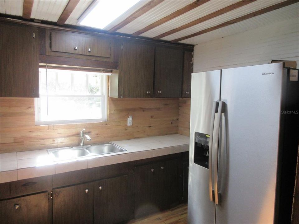 For Sale: $149,000 (2 beds, 1 baths, 951 Square Feet)