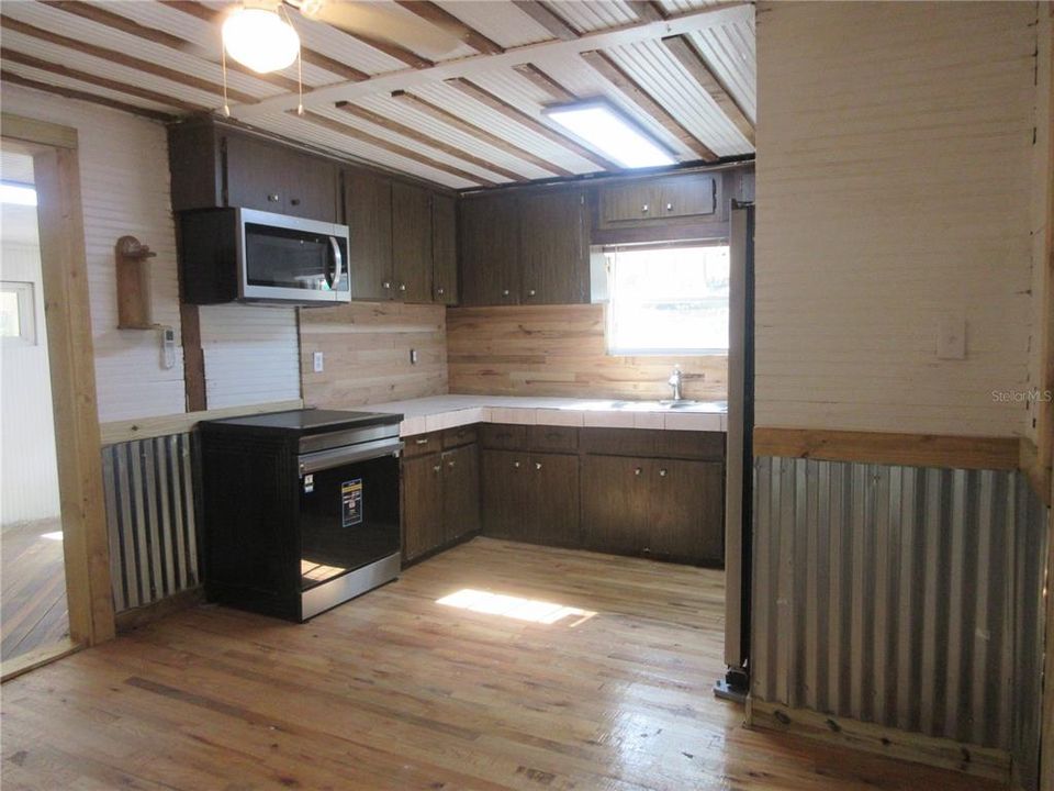 For Sale: $149,000 (2 beds, 1 baths, 951 Square Feet)