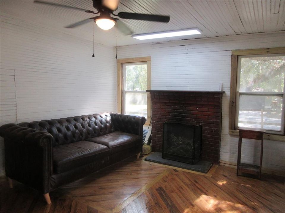 For Sale: $149,000 (2 beds, 1 baths, 951 Square Feet)