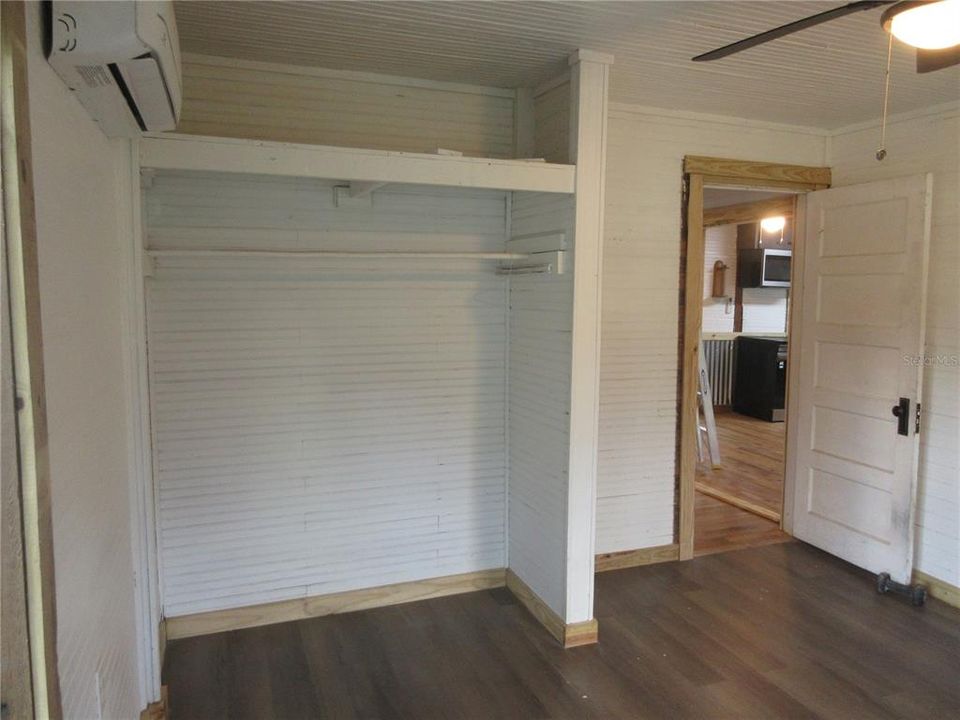 For Sale: $149,000 (2 beds, 1 baths, 951 Square Feet)