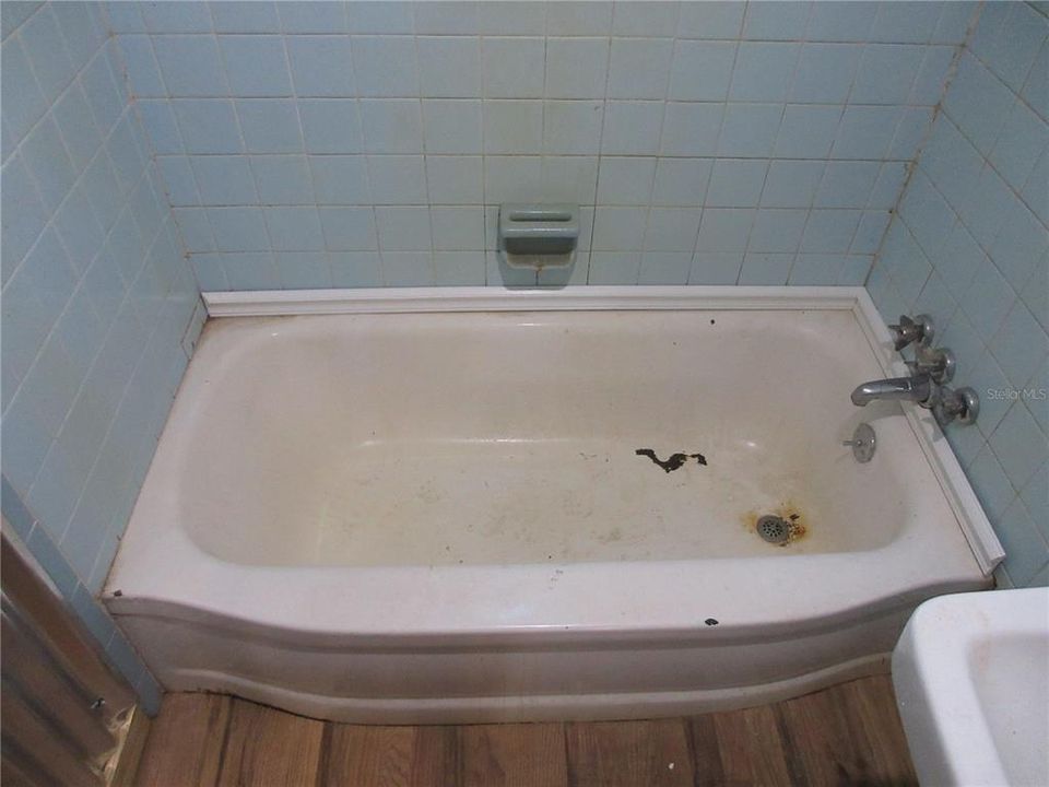 For Sale: $149,000 (2 beds, 1 baths, 951 Square Feet)