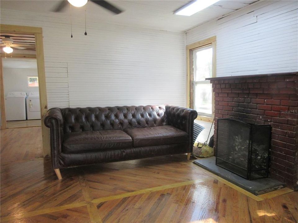 For Sale: $149,000 (2 beds, 1 baths, 951 Square Feet)