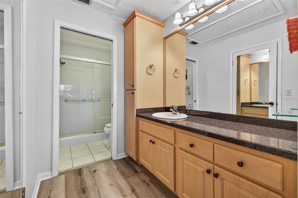 Под контрактом: $190,000 (2 спален, 2 ванн, 1044 Квадратных фут)