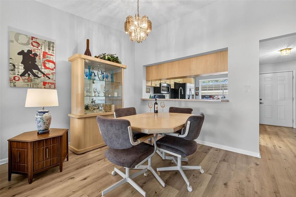 Под контрактом: $190,000 (2 спален, 2 ванн, 1044 Квадратных фут)