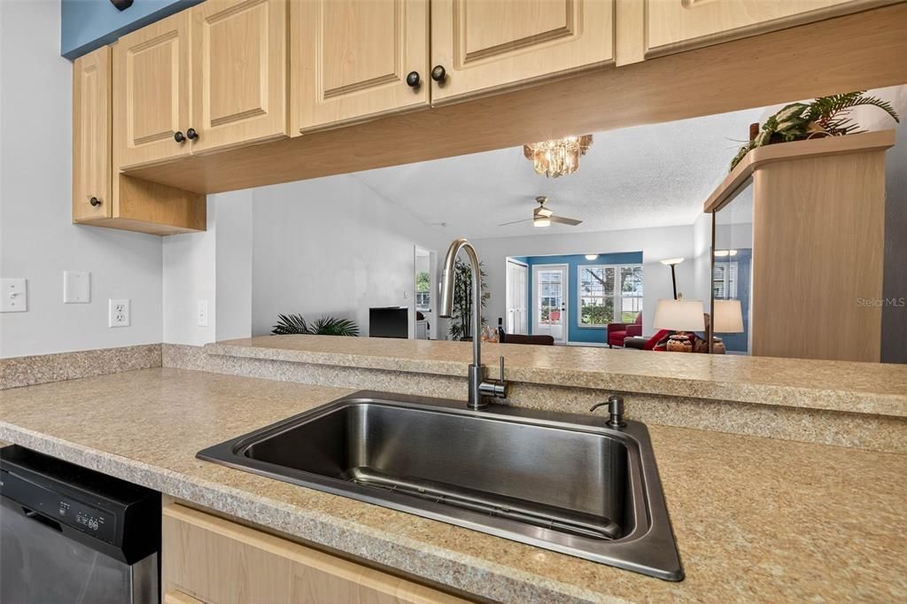 Под контрактом: $190,000 (2 спален, 2 ванн, 1044 Квадратных фут)