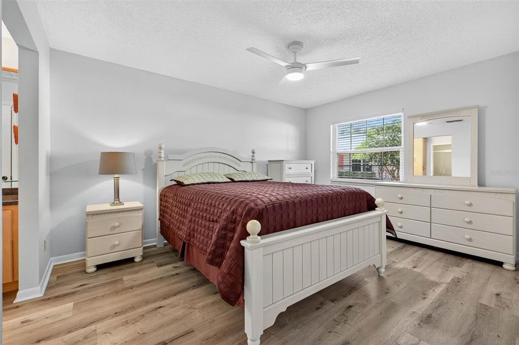 Под контрактом: $190,000 (2 спален, 2 ванн, 1044 Квадратных фут)