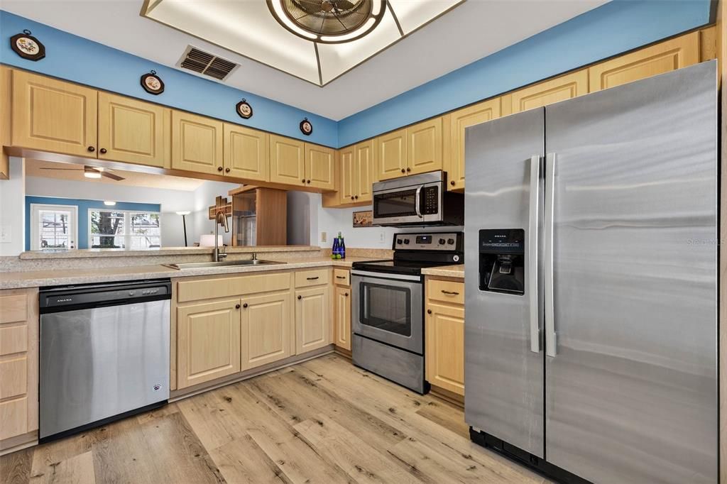 Под контрактом: $190,000 (2 спален, 2 ванн, 1044 Квадратных фут)