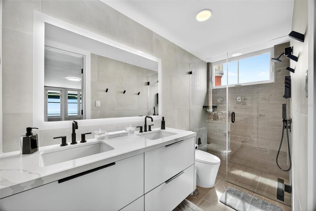 На продажу: $1,085,000 (2 спален, 2 ванн, 1325 Квадратных фут)