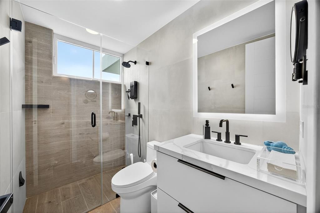 На продажу: $1,085,000 (2 спален, 2 ванн, 1325 Квадратных фут)