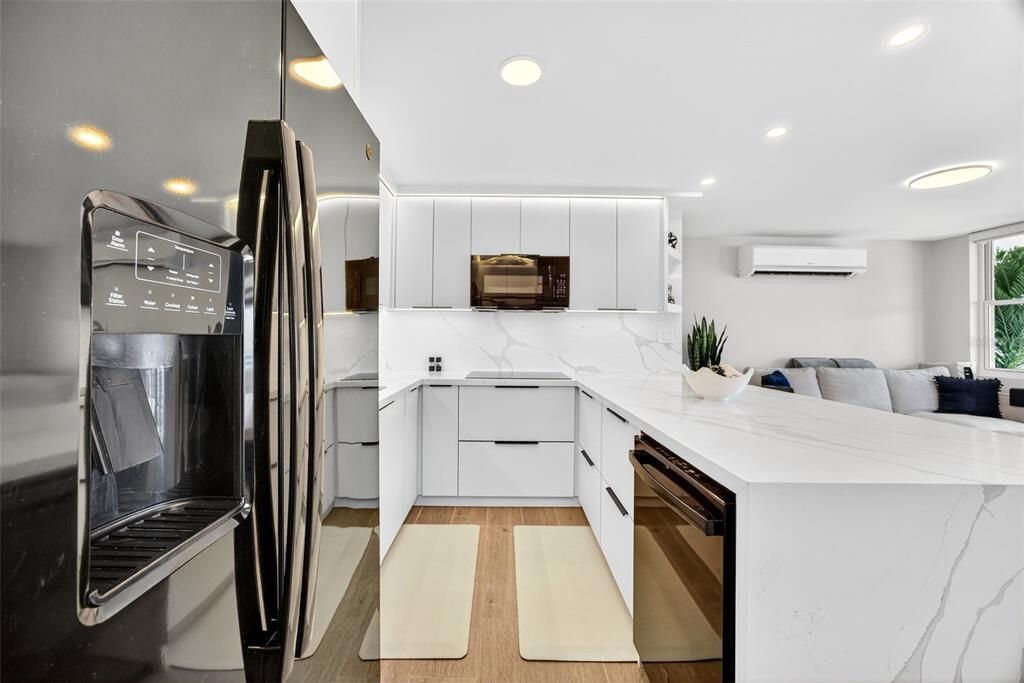 На продажу: $1,085,000 (2 спален, 2 ванн, 1325 Квадратных фут)