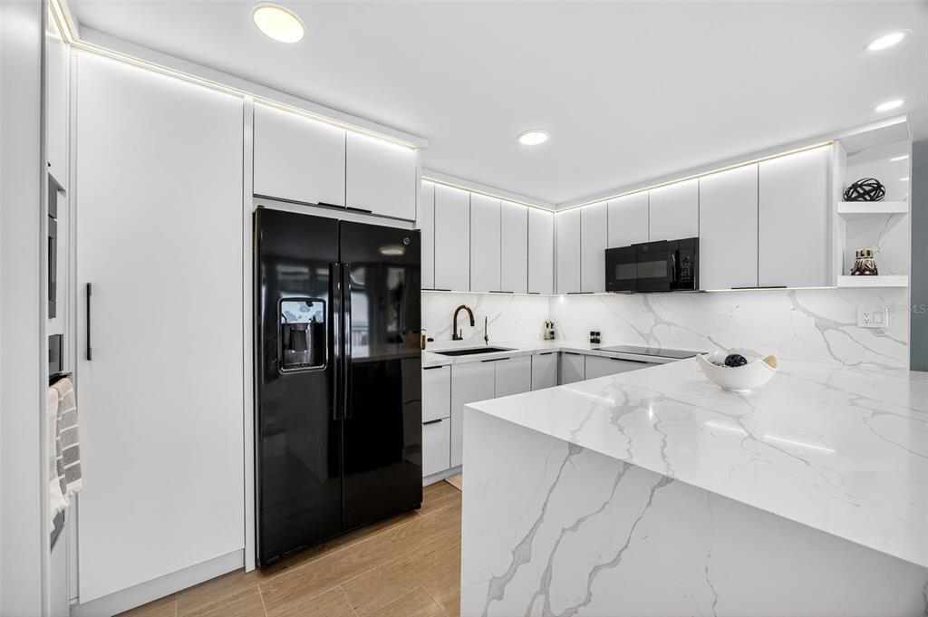 На продажу: $1,085,000 (2 спален, 2 ванн, 1325 Квадратных фут)