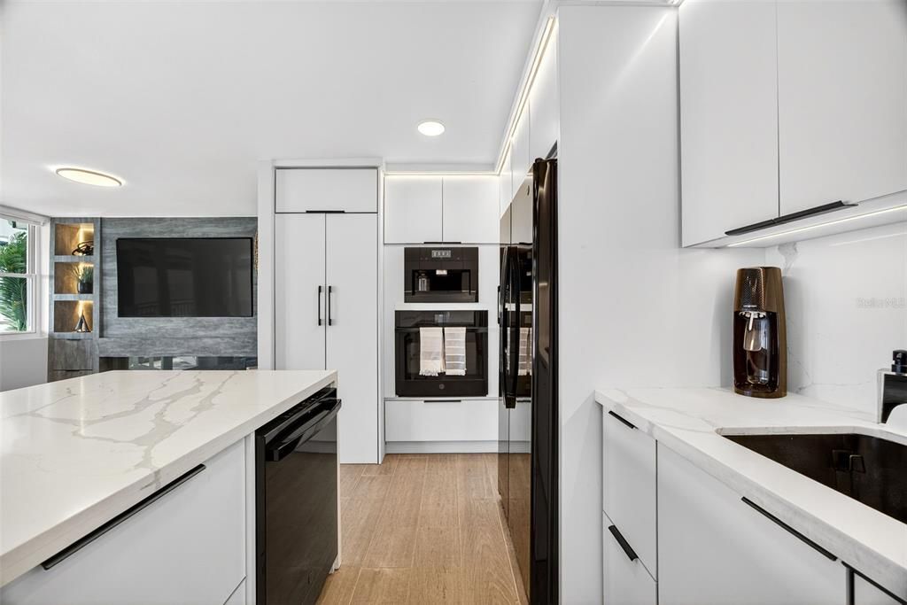 На продажу: $1,085,000 (2 спален, 2 ванн, 1325 Квадратных фут)