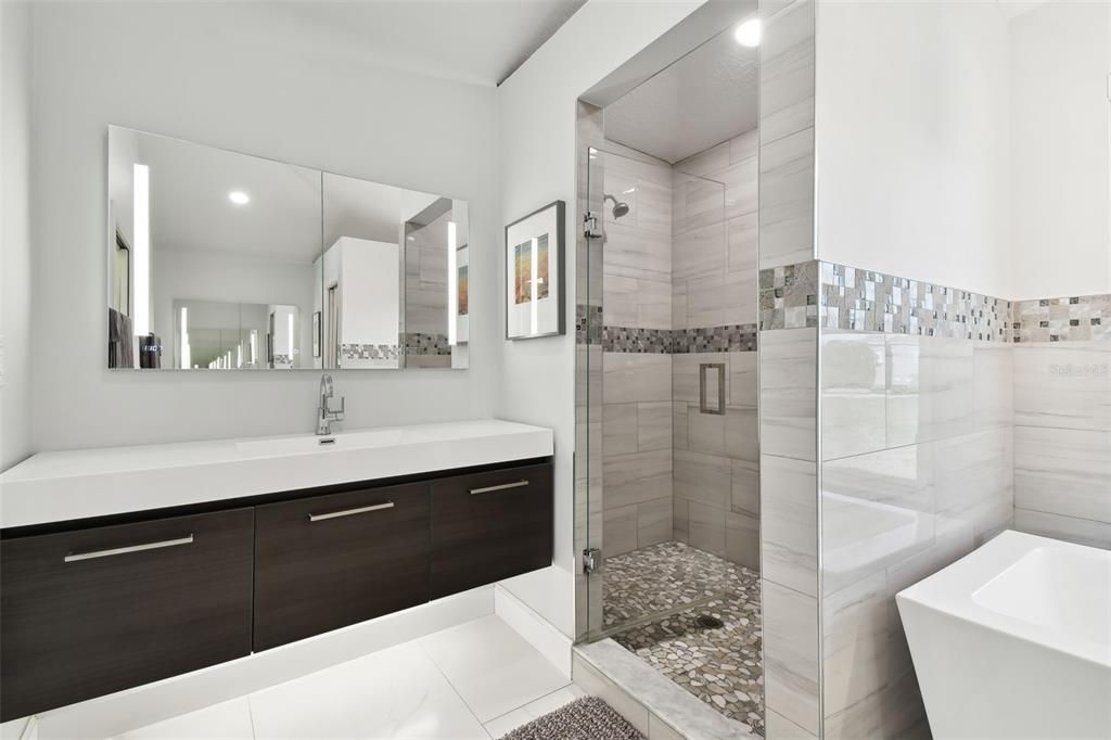 En Venta: $1,395,000 (3 camas, 2 baños, 2000 Pies cuadrados)