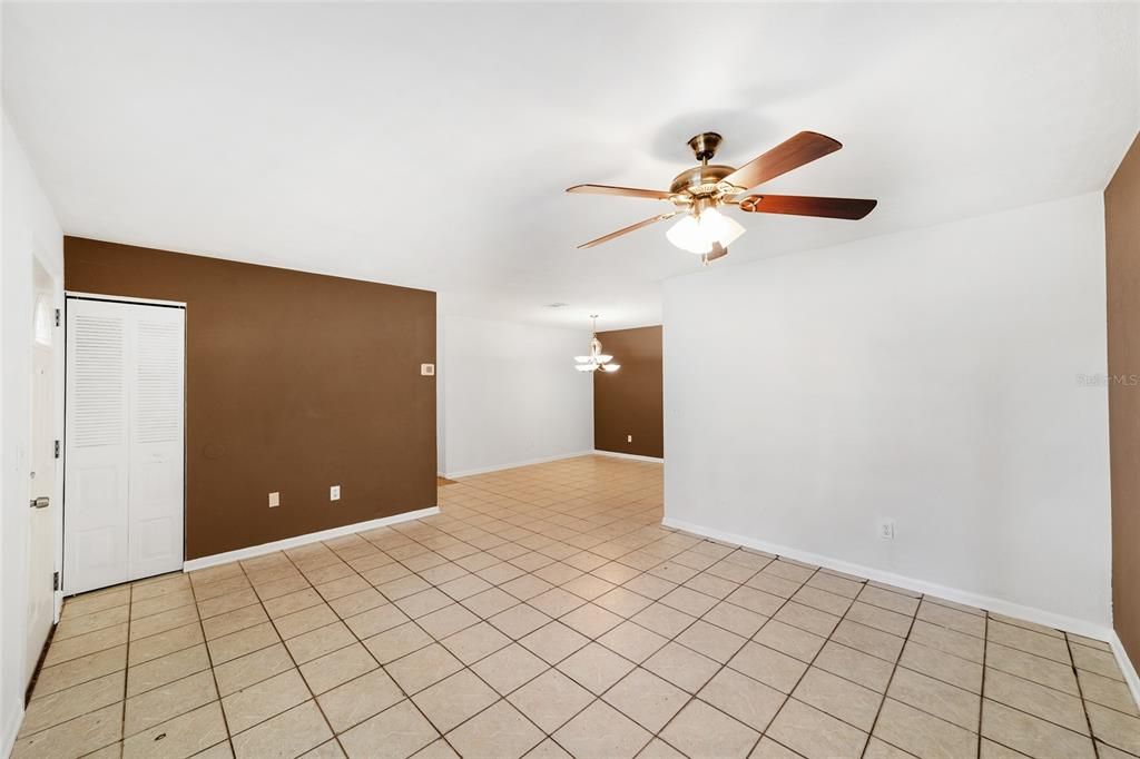 待售: $260,000 (3 贝兹, 2 浴室, 1056 平方英尺)