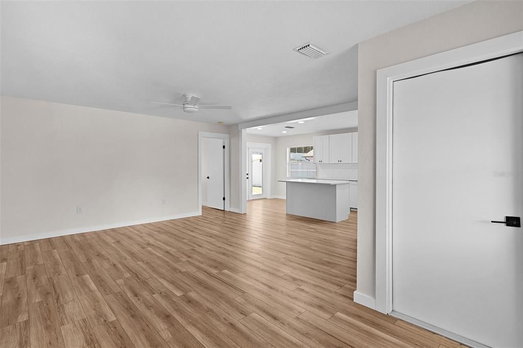 For Sale: $299,500 (3 beds, 2 baths, 1222 Square Feet)