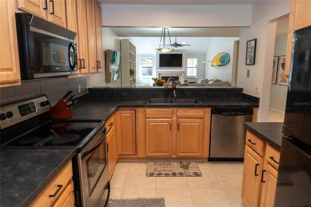 For Sale: $372,500 (2 beds, 2 baths, 1495 Square Feet)