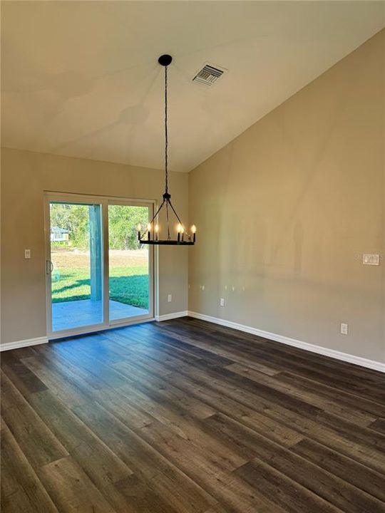 En Venta: $273,000 (3 camas, 2 baños, 1377 Pies cuadrados)