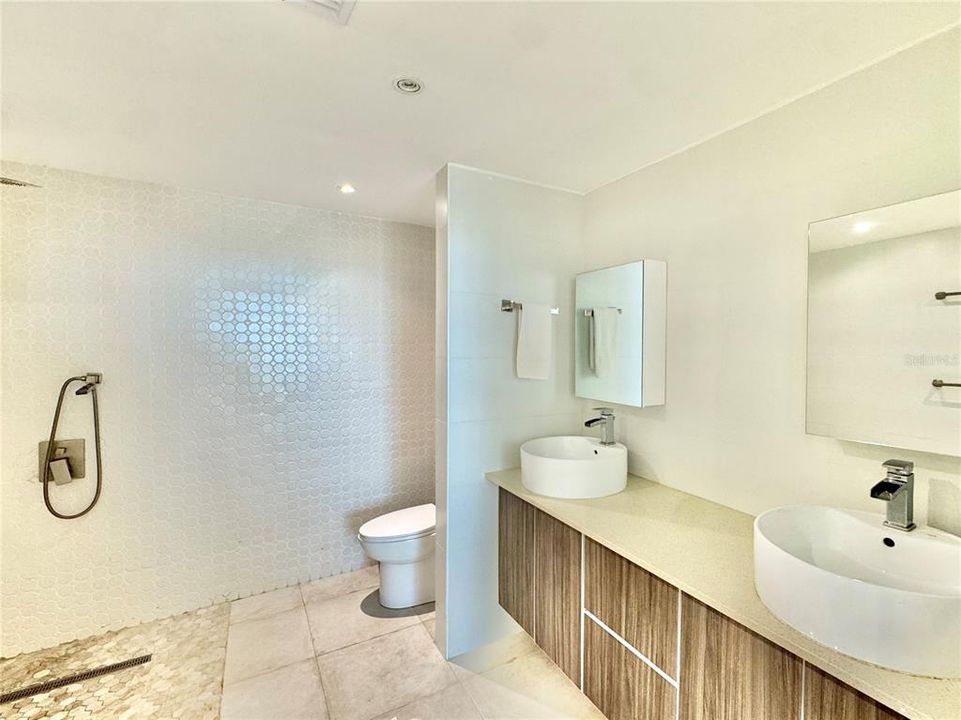 For Sale: $850,000 (2 beds, 2 baths, 1700 Square Feet)