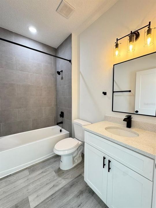 В аренду: $1,950 (4 спален, 2 ванн, 1792 Квадратных фут)