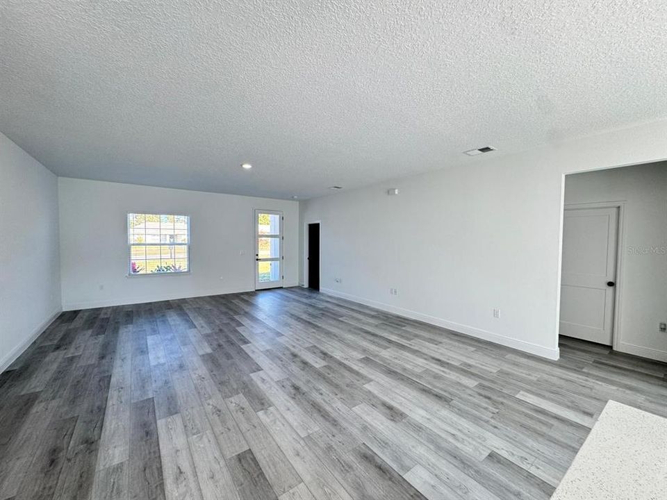 В аренду: $1,950 (4 спален, 2 ванн, 1792 Квадратных фут)