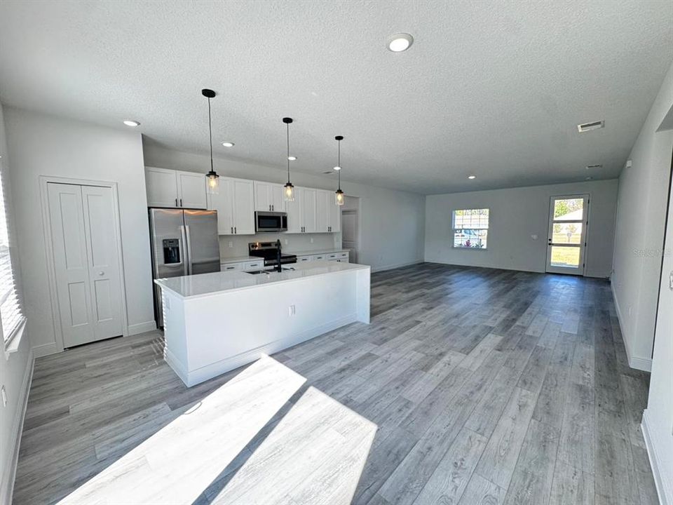 В аренду: $1,950 (4 спален, 2 ванн, 1792 Квадратных фут)