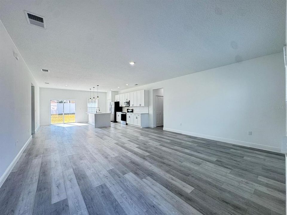 В аренду: $1,950 (4 спален, 2 ванн, 1792 Квадратных фут)