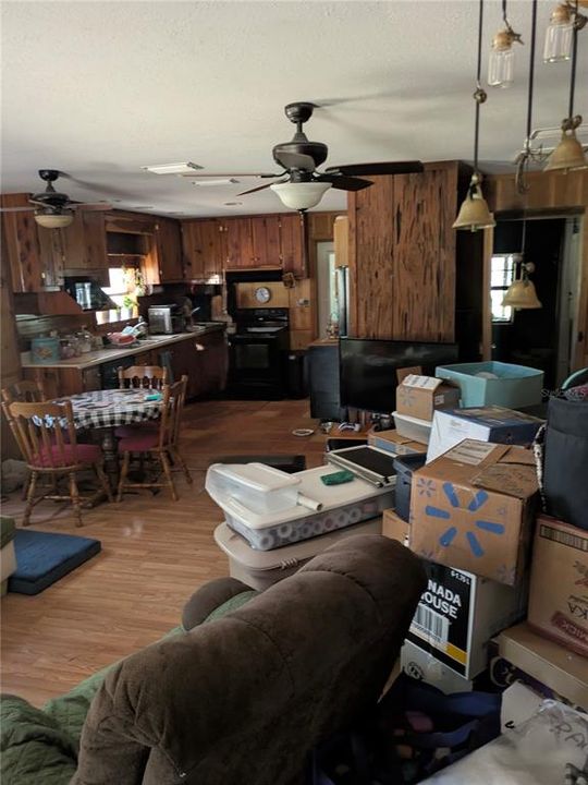 На продажу: $164,995 (2 спален, 1 ванн, 1200 Квадратных фут)