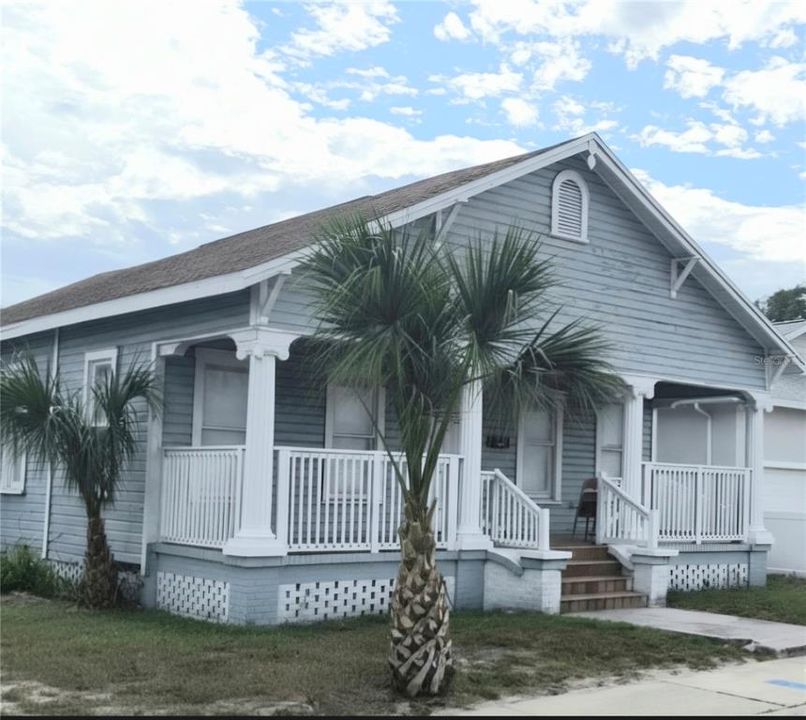 Active With Contract: $2,500 (4 beds, 3 baths, 1611 Square Feet)