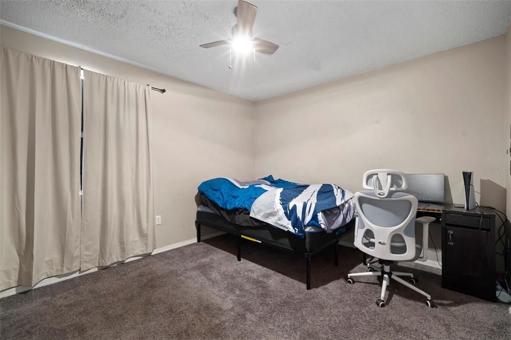 合同活跃: $345,000 (4 贝兹, 2 浴室, 2000 平方英尺)