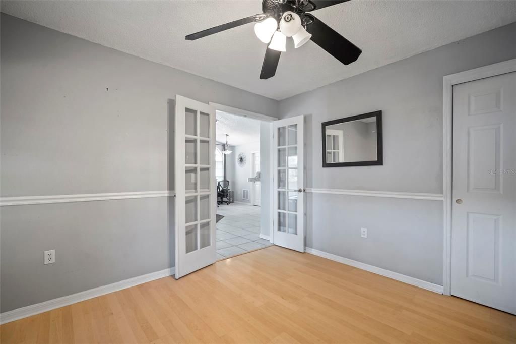 合同活跃: $345,000 (4 贝兹, 2 浴室, 2000 平方英尺)