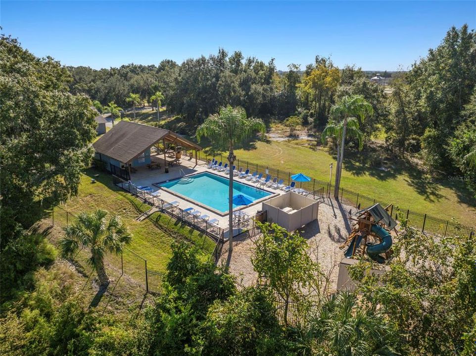 合同活跃: $345,000 (4 贝兹, 2 浴室, 2000 平方英尺)