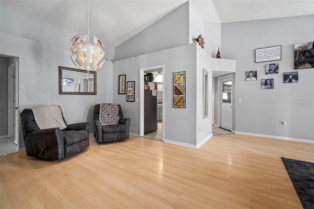 合同活跃: $345,000 (4 贝兹, 2 浴室, 2000 平方英尺)