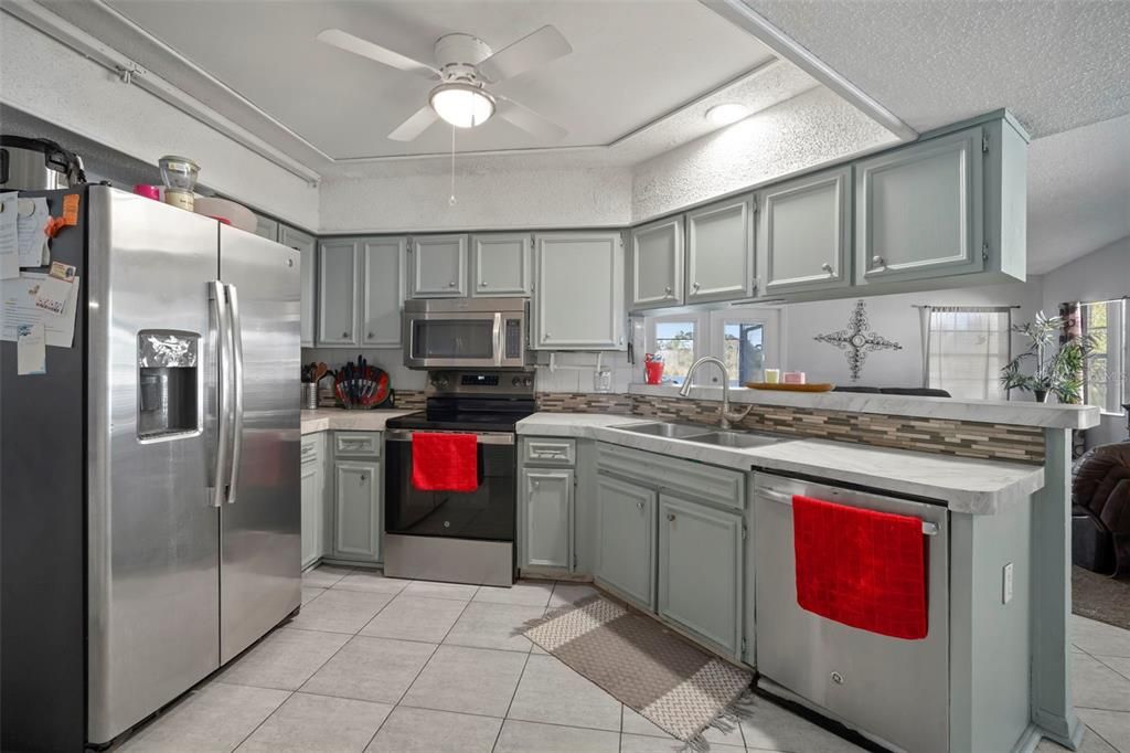 合同活跃: $345,000 (4 贝兹, 2 浴室, 2000 平方英尺)