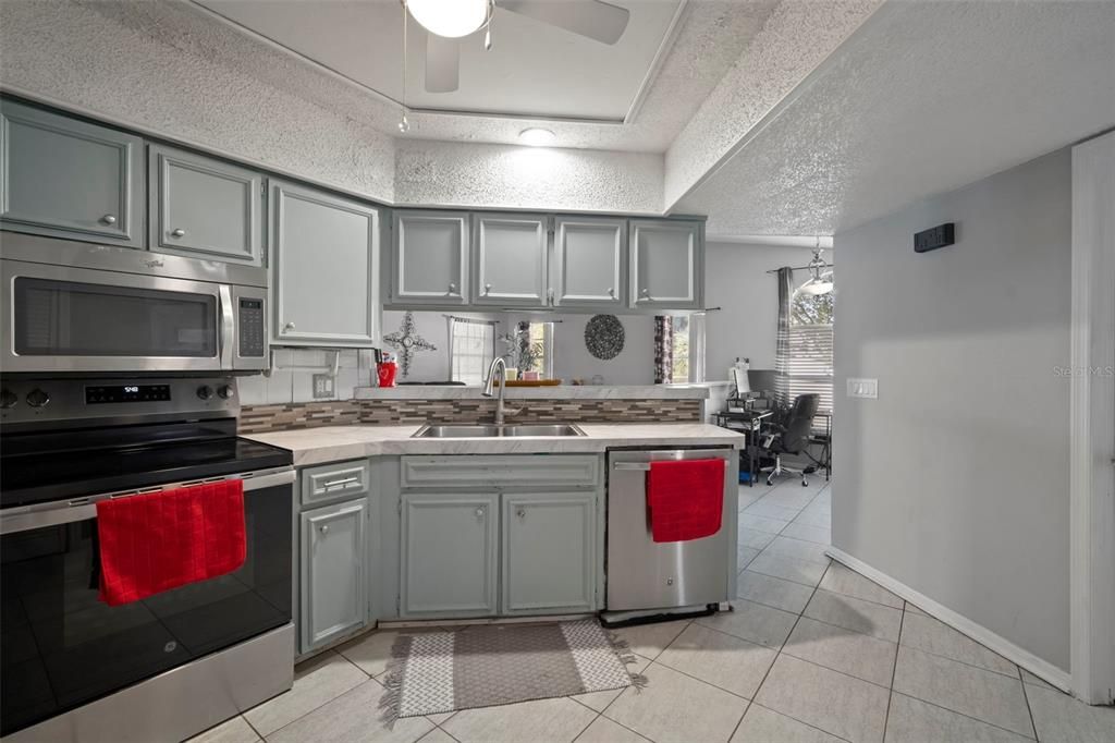 合同活跃: $345,000 (4 贝兹, 2 浴室, 2000 平方英尺)