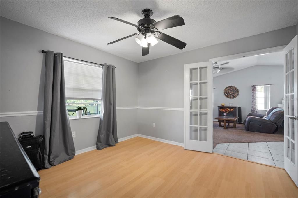 合同活跃: $345,000 (4 贝兹, 2 浴室, 2000 平方英尺)