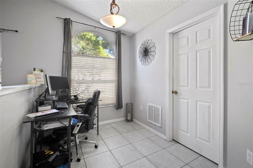 合同活跃: $345,000 (4 贝兹, 2 浴室, 2000 平方英尺)