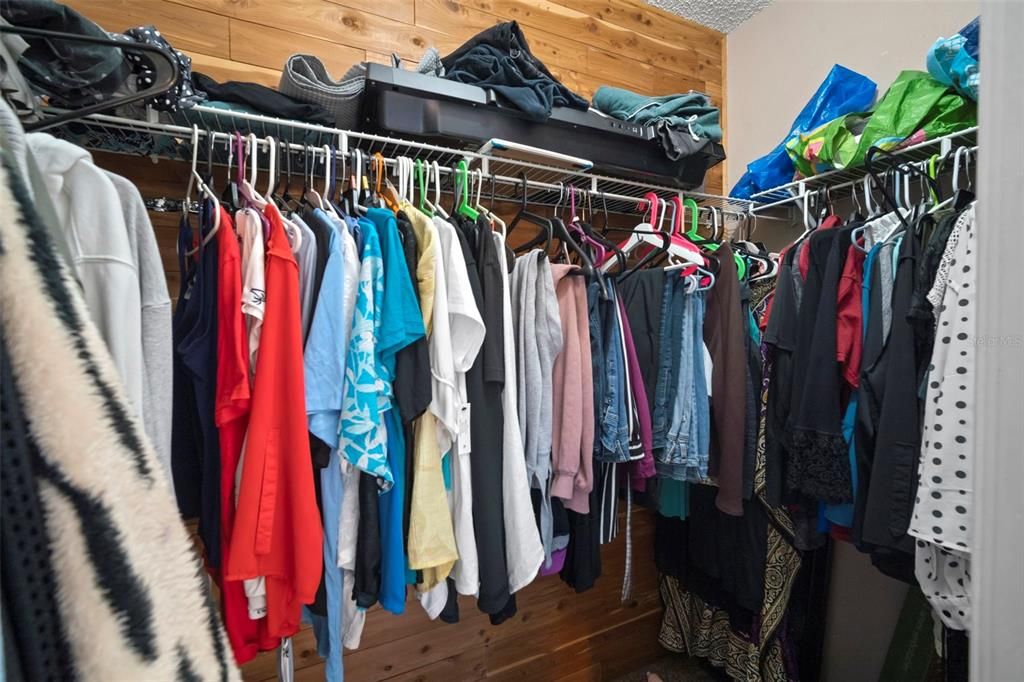 合同活跃: $345,000 (4 贝兹, 2 浴室, 2000 平方英尺)