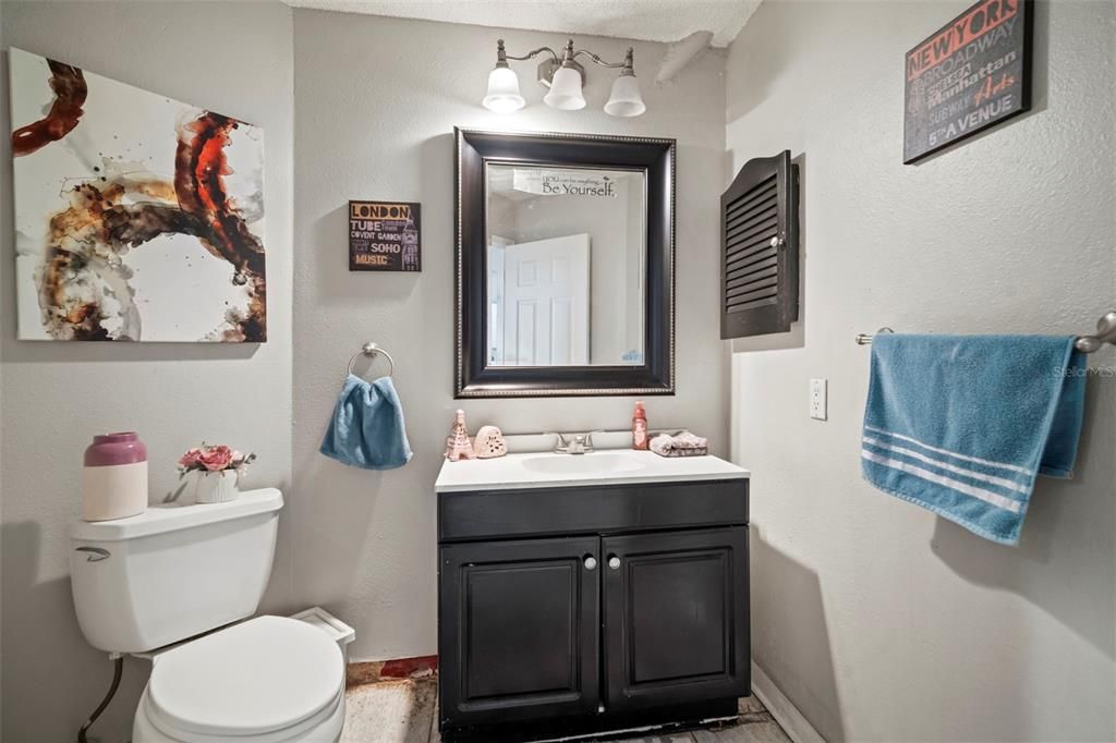 合同活跃: $345,000 (4 贝兹, 2 浴室, 2000 平方英尺)