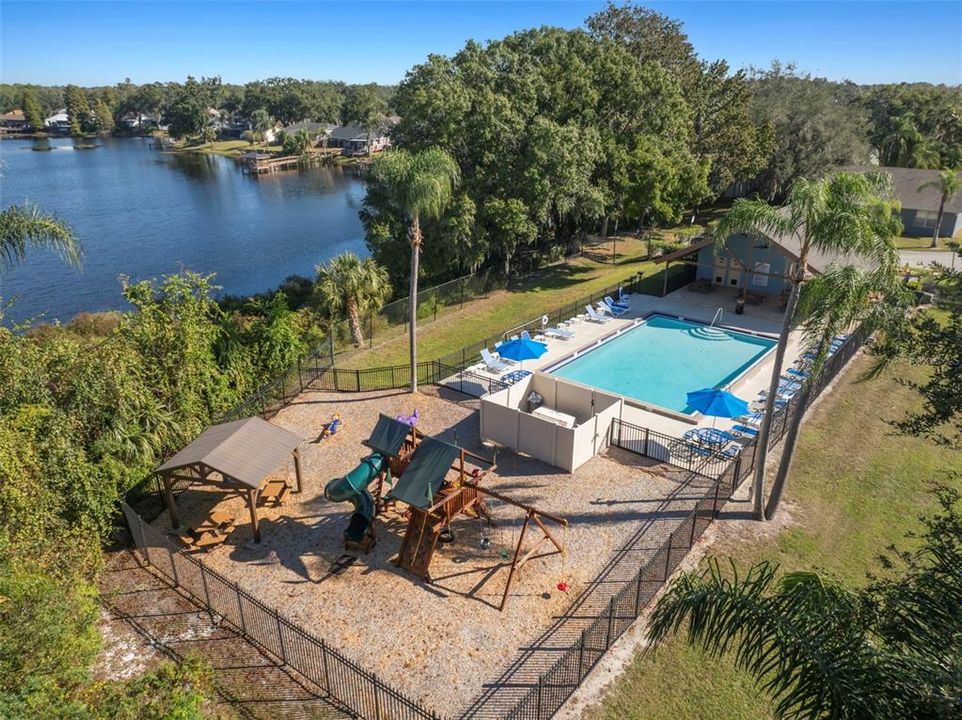 合同活跃: $345,000 (4 贝兹, 2 浴室, 2000 平方英尺)