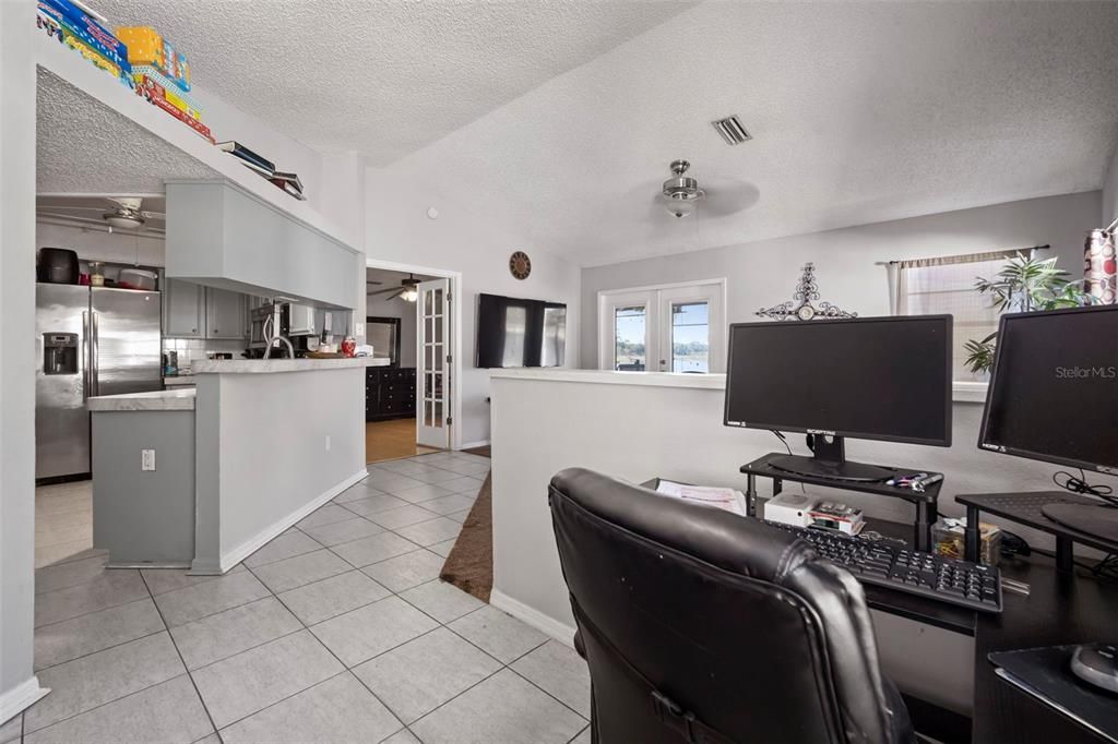 合同活跃: $345,000 (4 贝兹, 2 浴室, 2000 平方英尺)